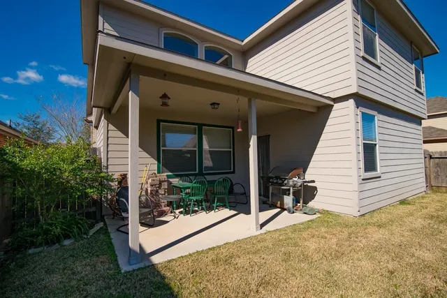 a view of a house with backyard and porch