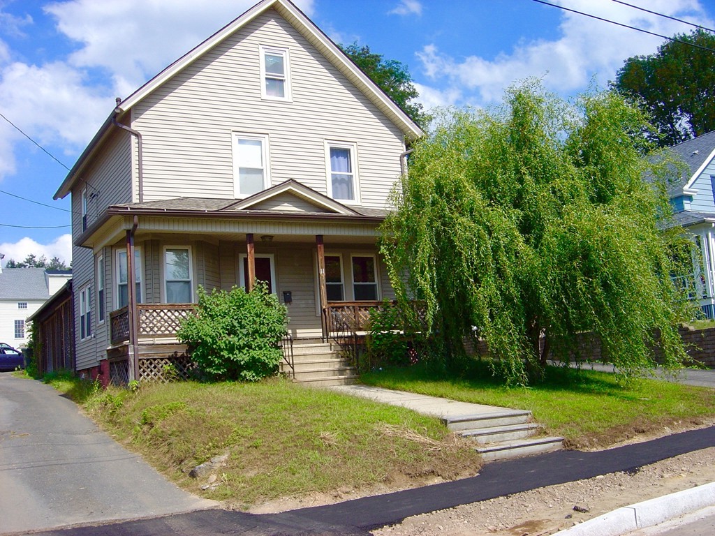 a view of a house with yard and plants