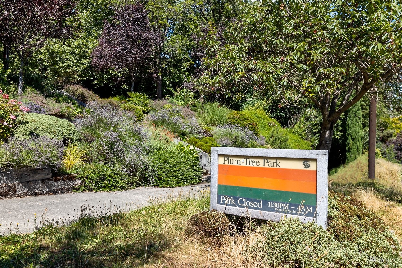 1724 26th Avenue Seattle, WA 98122 - Photo 34 of 37 a sign on the side of the road