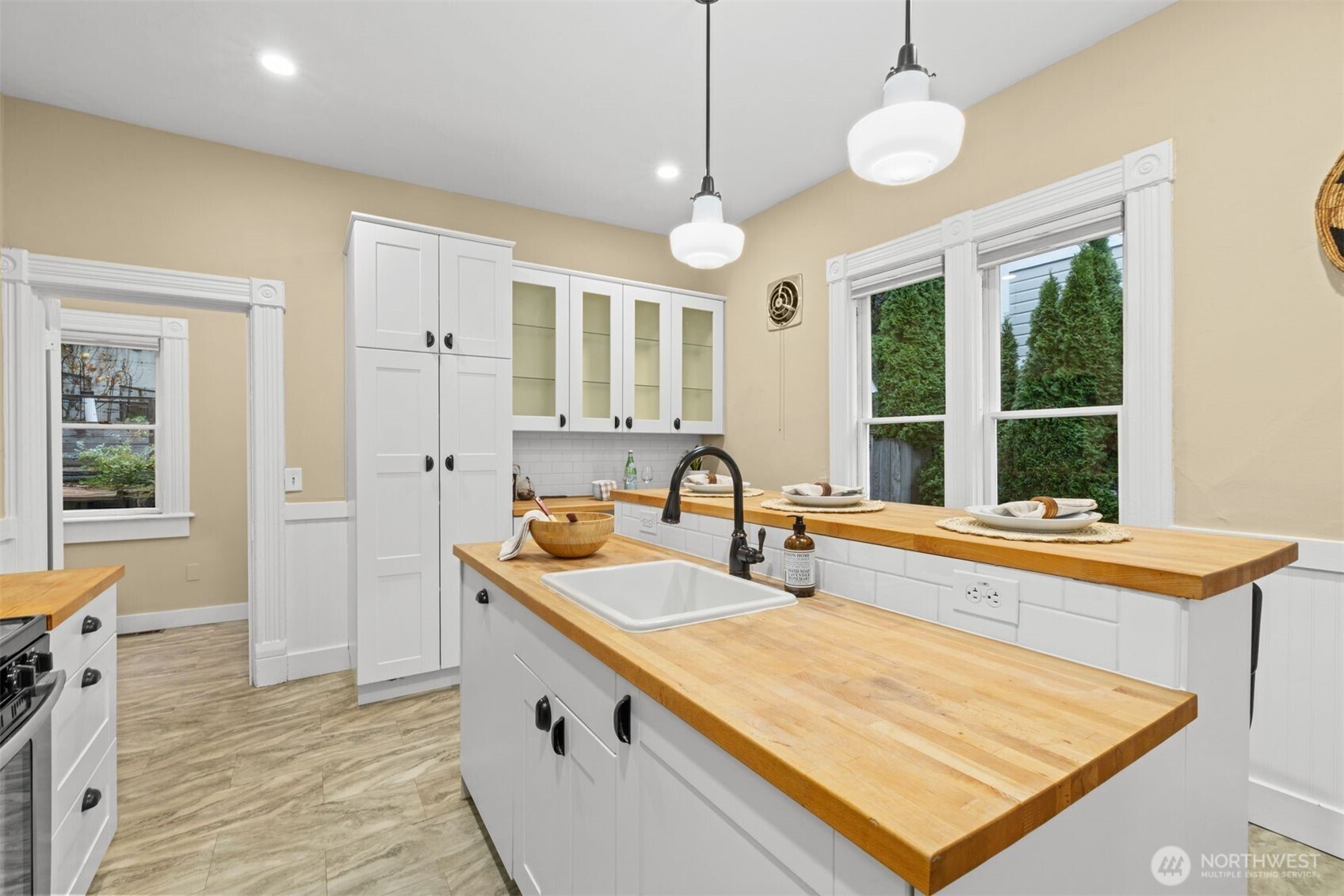 2016 14th Avenue West Seattle, WA 98119 - Photo 11 of 38