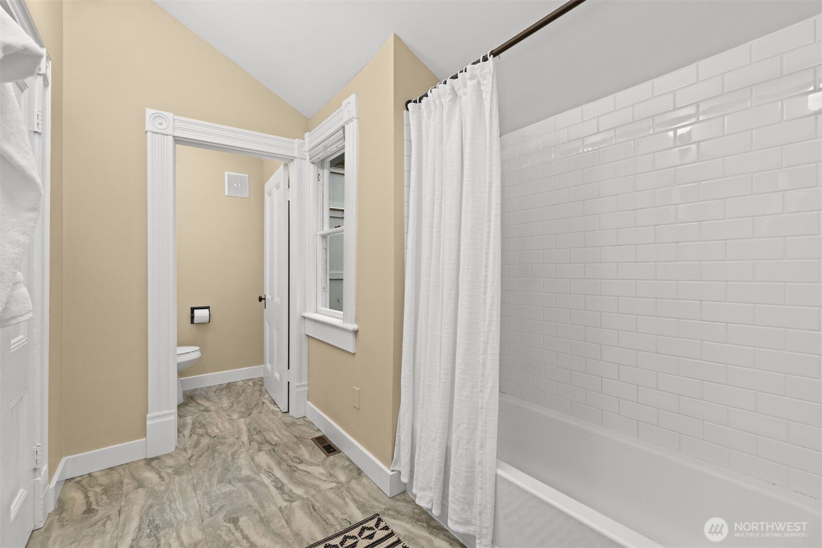 2016 14th Avenue West Seattle, WA 98119 - Photo 16 of 38