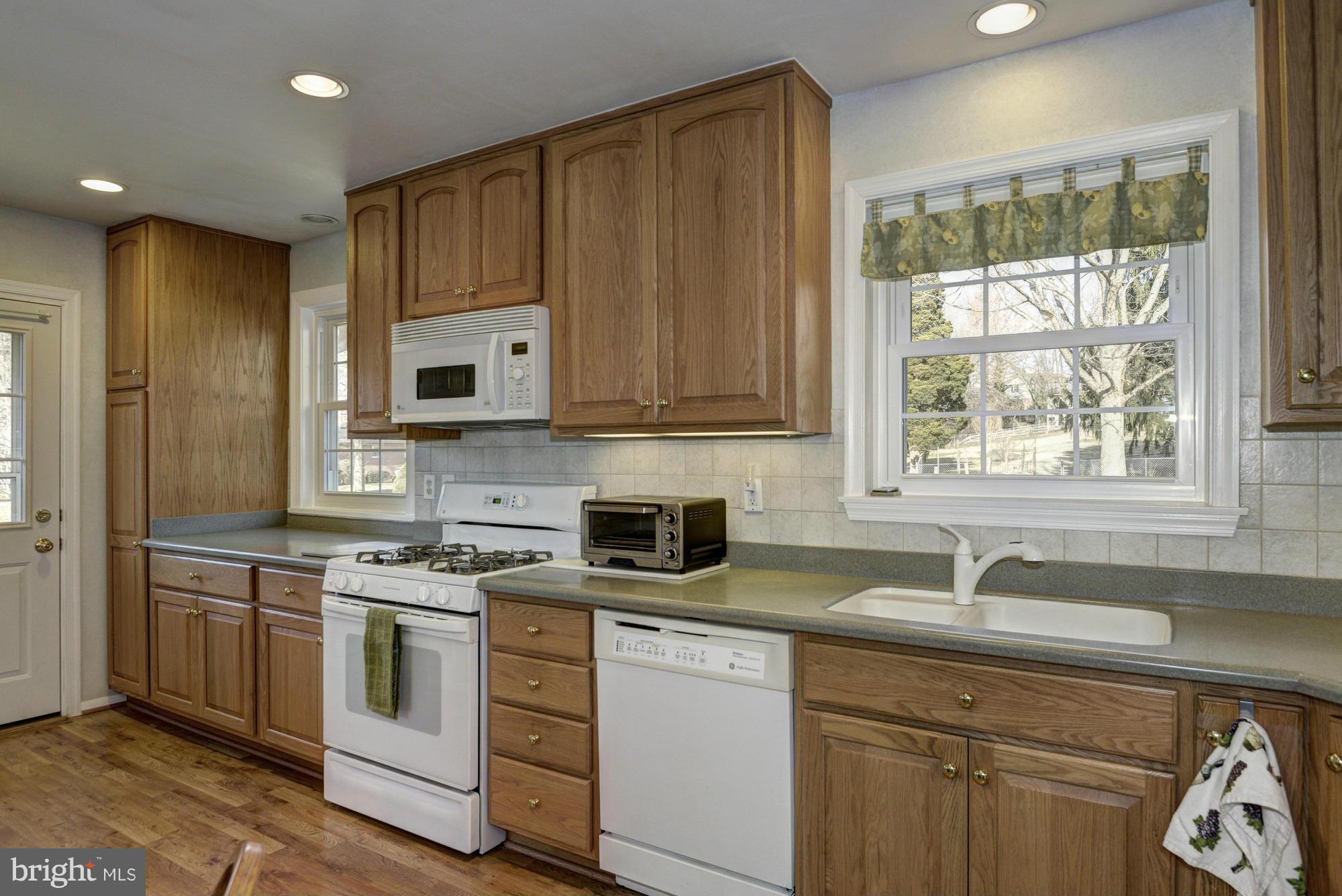19108 Willow Grove Road Olney, MD 20832 - Photo 8 of 29 Kitchen