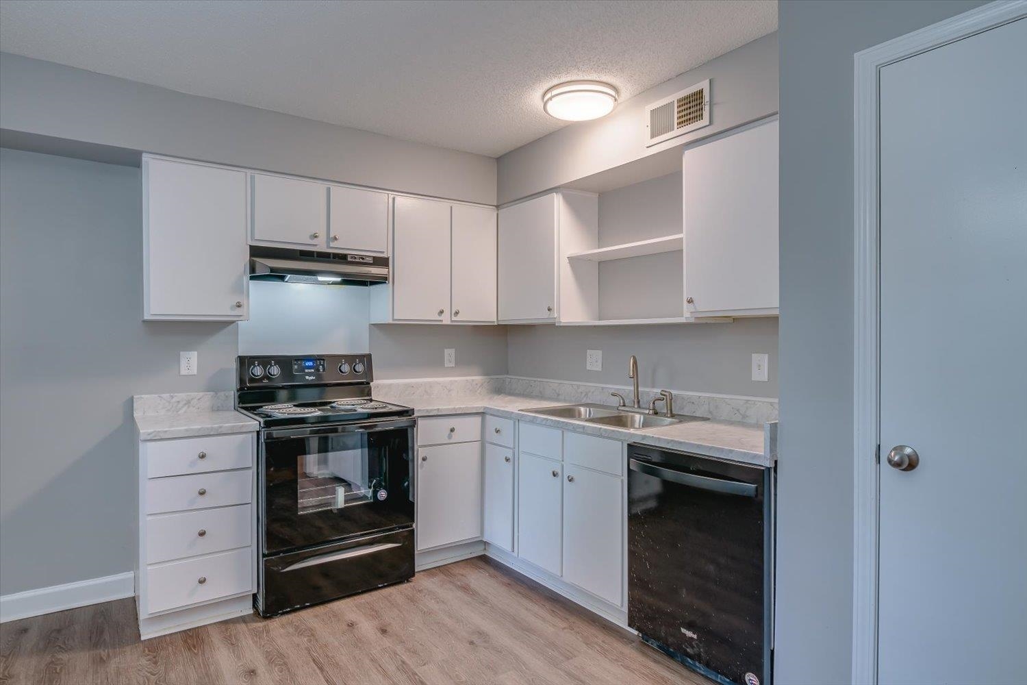 3636 Spottswood Avenue, Unit 1 Memphis, TN 38111 - Photo 20 of 32 a kitchen with a stove and a sink