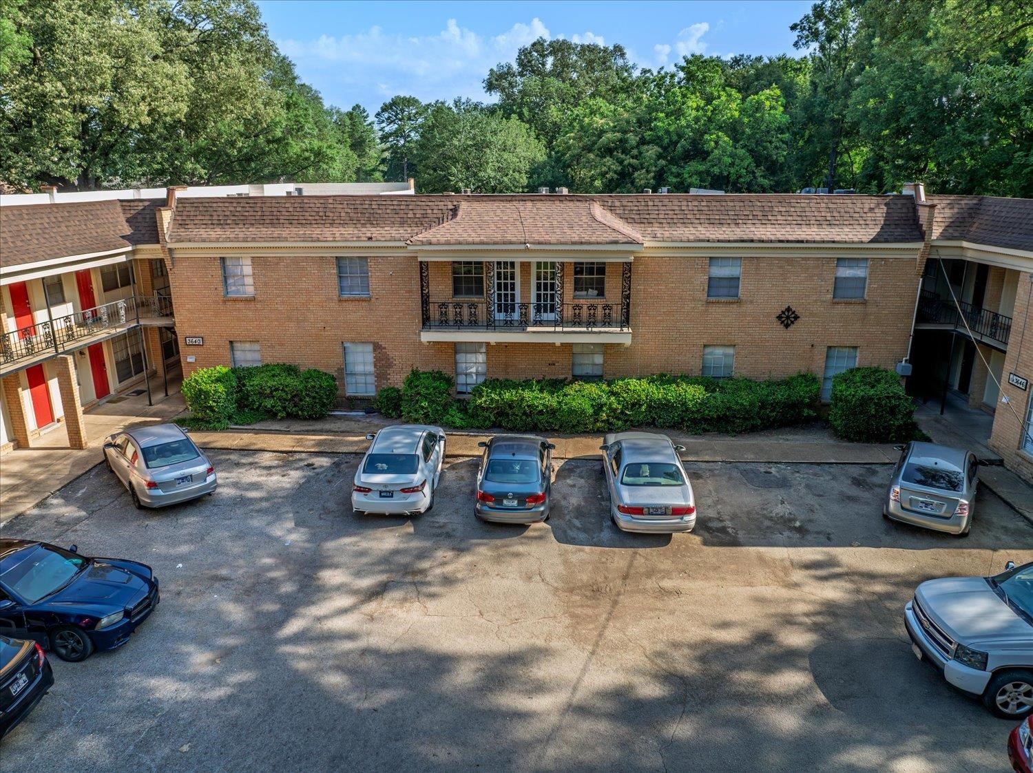 3636 Spottswood Avenue, Unit 1 Memphis, TN 38111 - Photo 8 of 32 a view of a patio with chairs and a potted plant