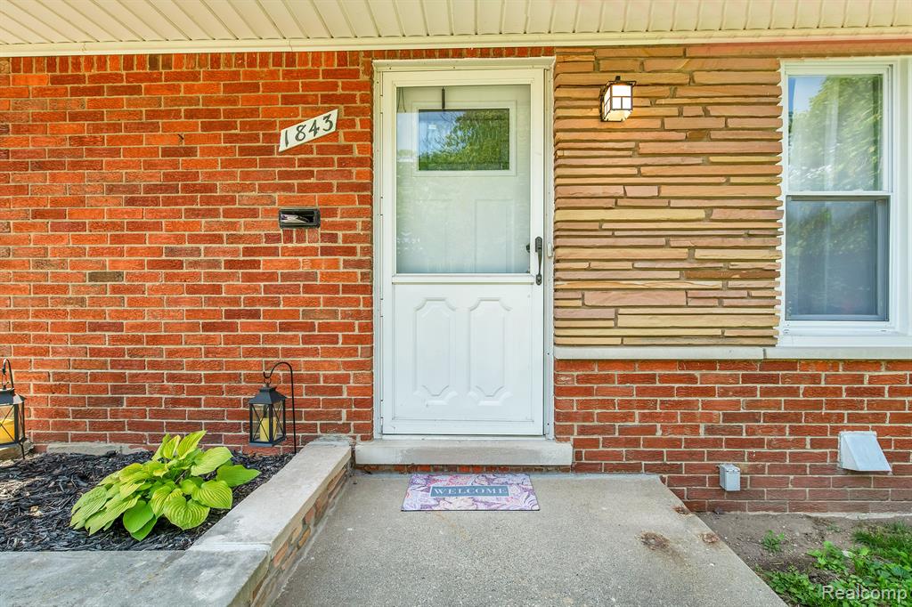 1843 Newcastle Road Grosse Pointe, MI 48236 - Photo 4 of 29