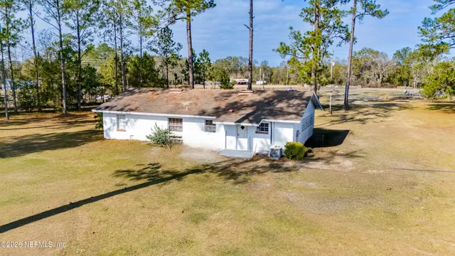 a view of a chairs and table in a backyard