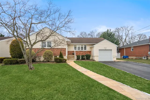$800,000 | 2046 Hancock Avenue, North Bellmore, NY 11710
