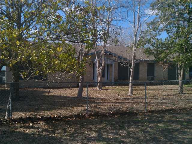 a view of a house with backyard