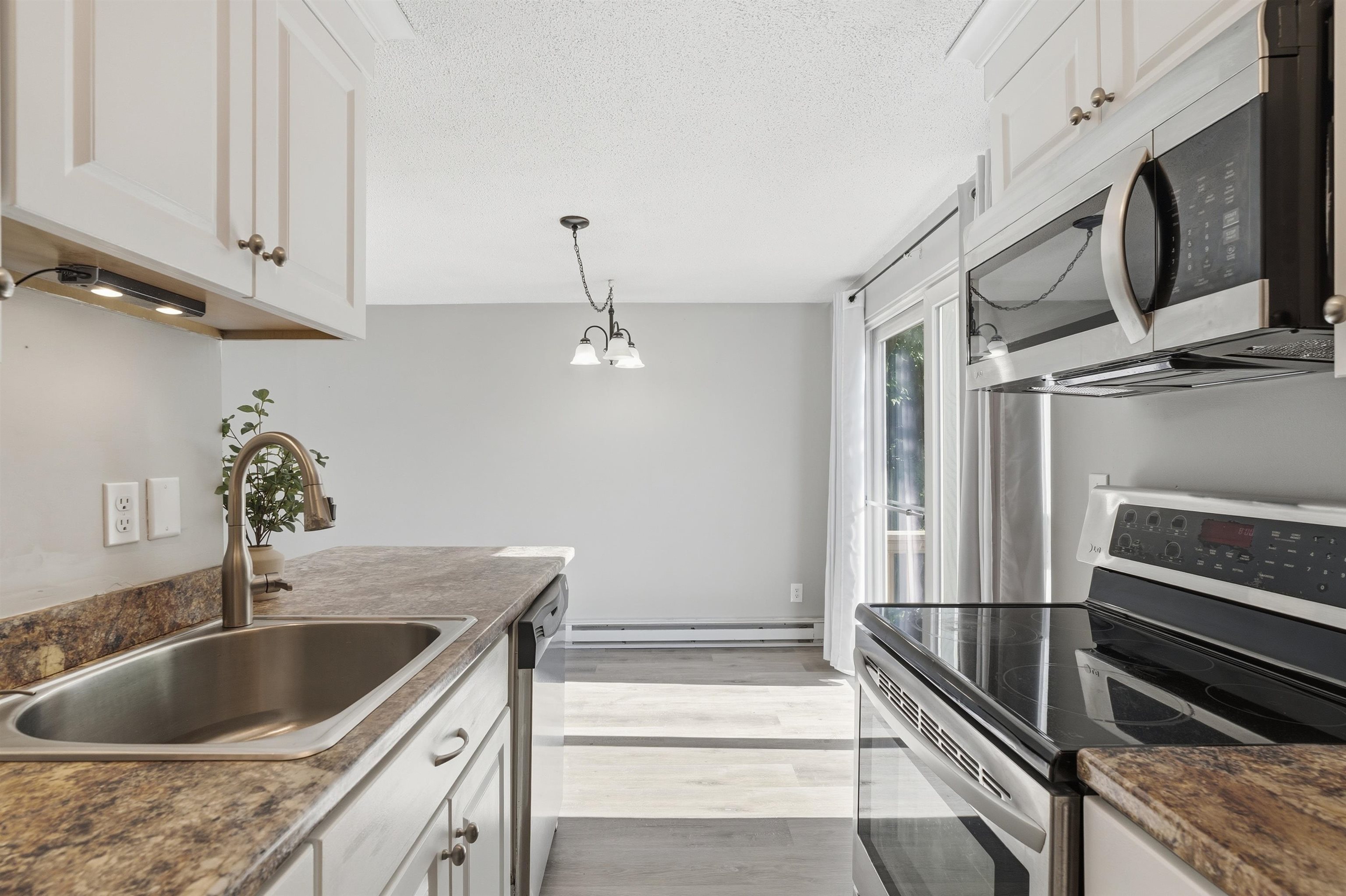 897 Mammoth Road, Unit 8 Manchester, NH 03104 - Photo 13 of 48