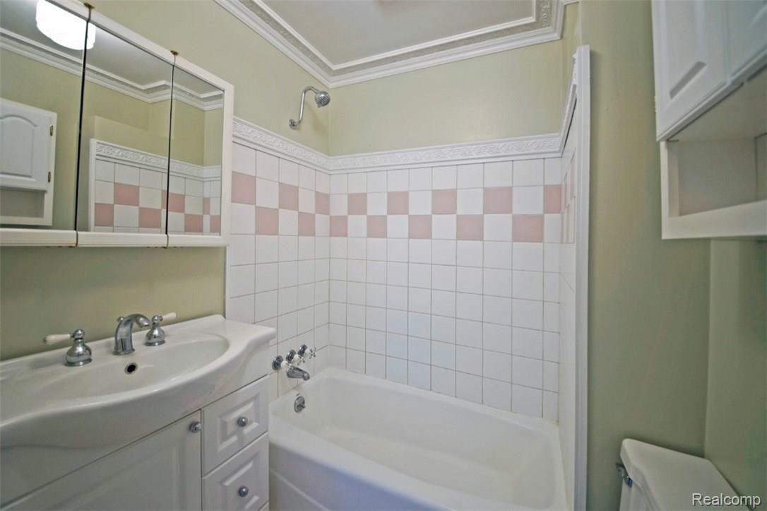 722 North State Street Howell, MI 48843 - Photo 20 of 27 2nd floor full bathroom
