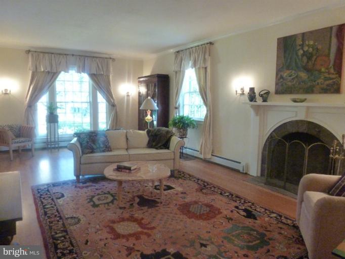 217 Upnor Road Baltimore, MD 21212 - Photo 6 of 30 Large Windows overlooking Homeland public space