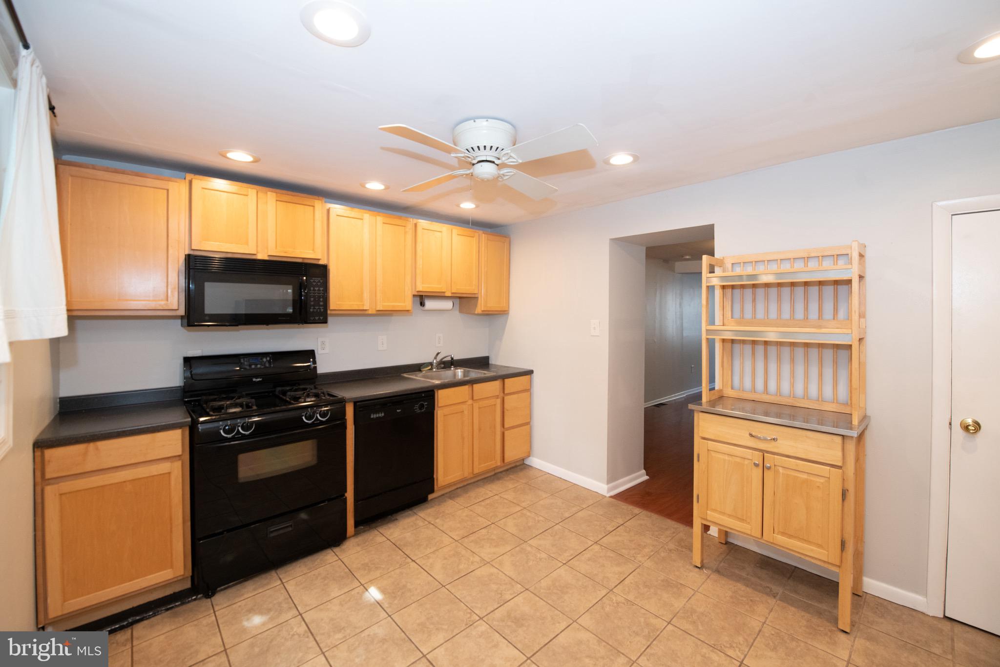 4442 Baker Street Philadelphia, PA 19127 - Photo 3 of 18