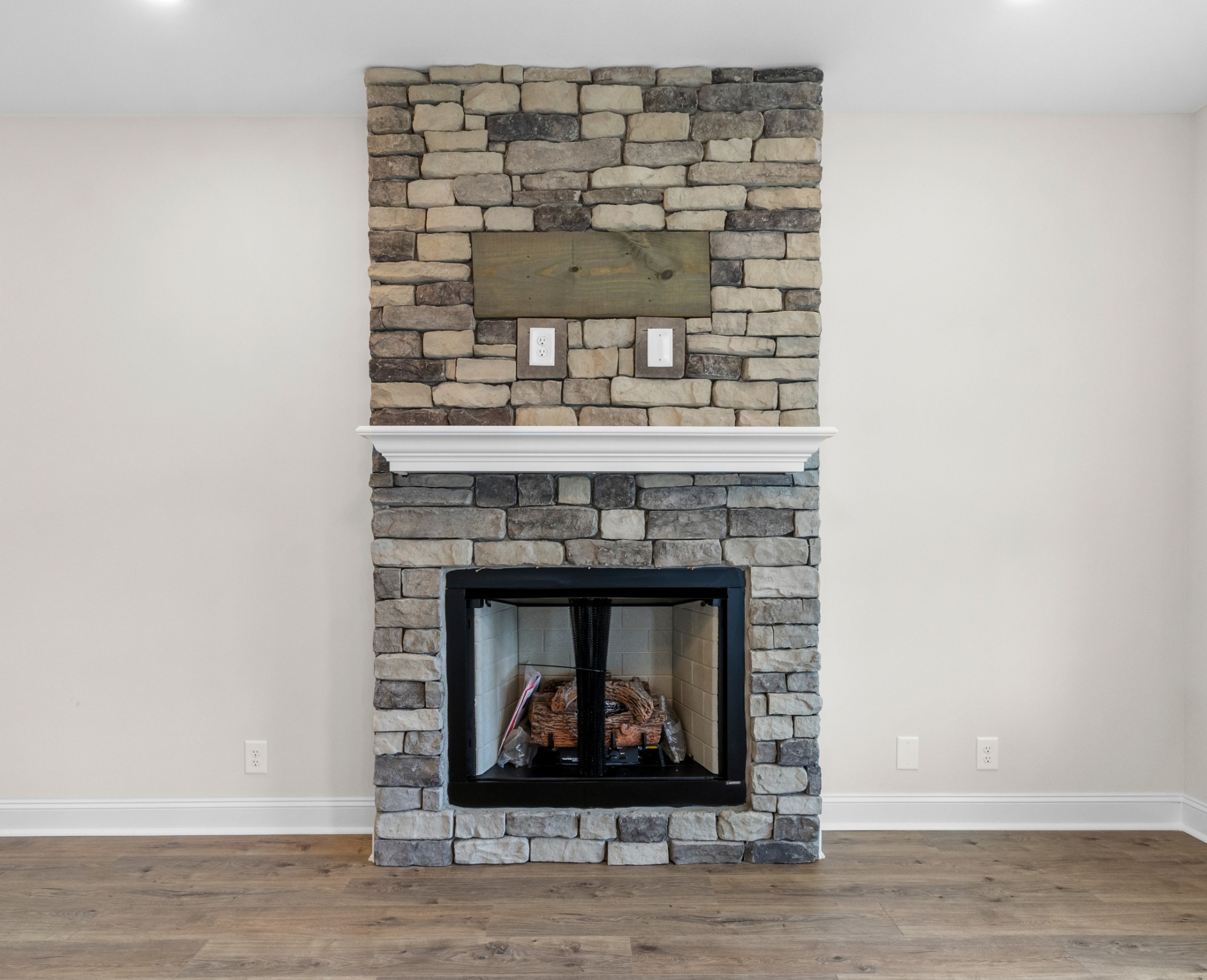 2138 Ireland Way Clarksville, TN 37042 - Photo 18 of 37 a living room with a fireplace