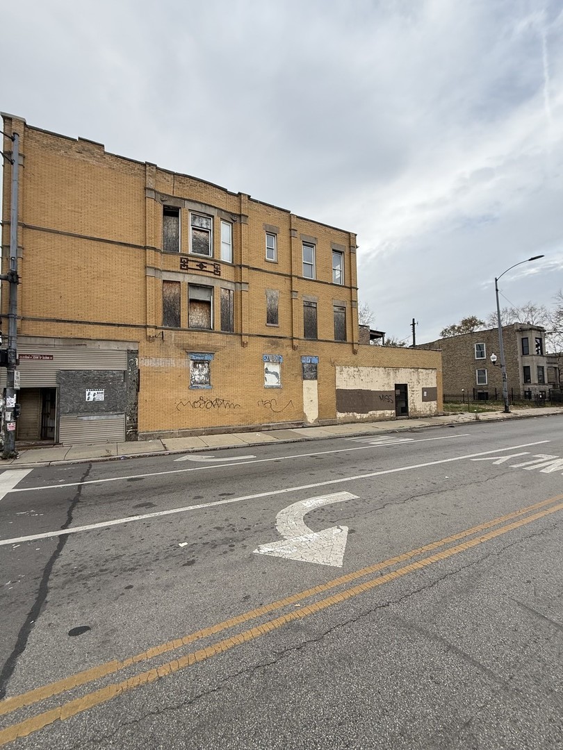 3600 West 16th Street Chicago, IL 60623 - Photo 10 of 21 a view of building with city street
