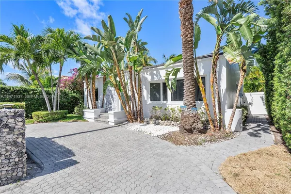 a view of a backyard with palm trees