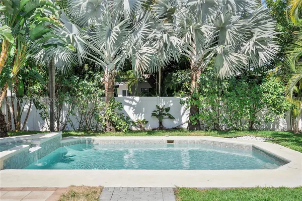 a view of a yard with palm trees