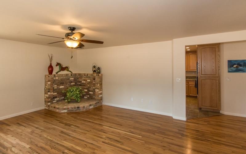 6270 Deschutes Road Anderson, CA 96007 - Photo 27 of 39 Living Room
