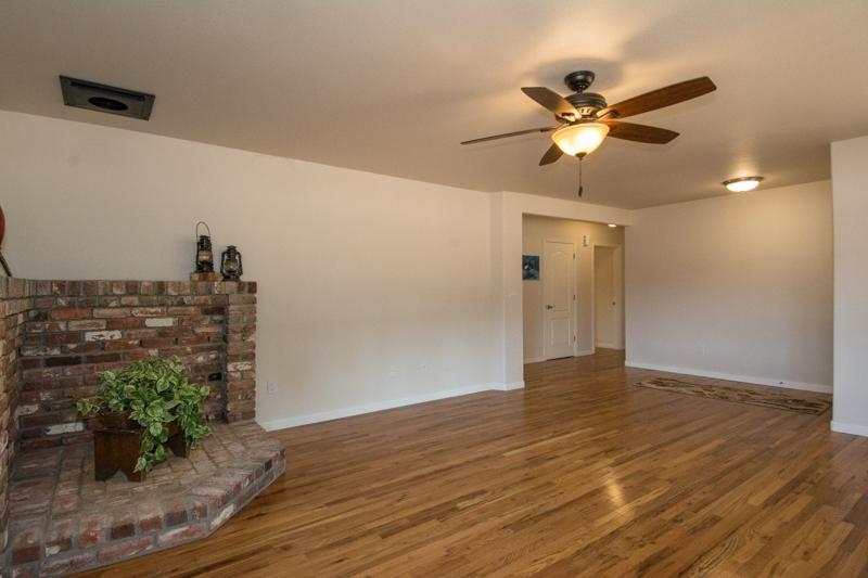 6270 Deschutes Road Anderson, CA 96007 - Photo 3 of 39 Living Room