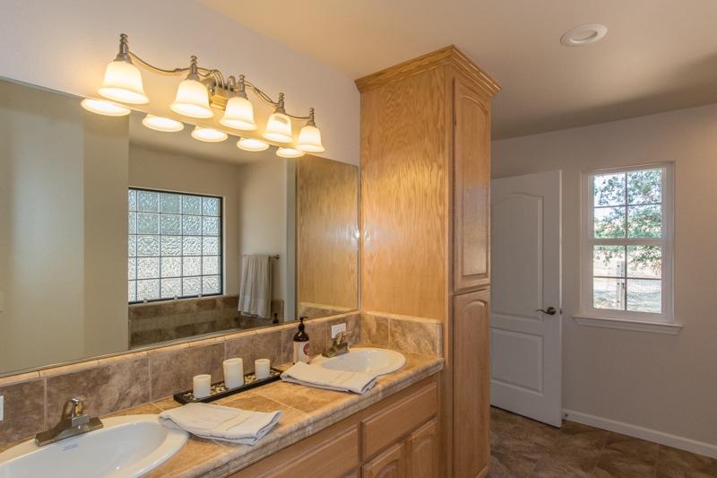 6270 Deschutes Road Anderson, CA 96007 - Photo 34 of 39 Master Sinks