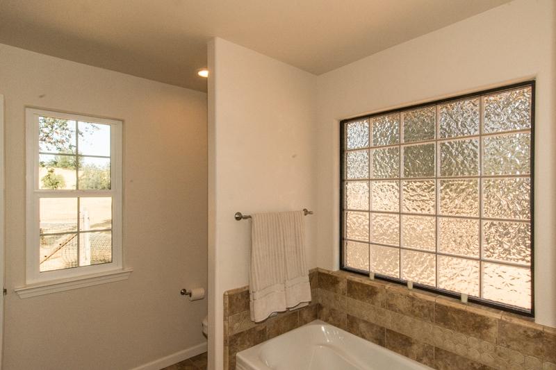 6270 Deschutes Road Anderson, CA 96007 - Photo 35 of 39 Master Bath