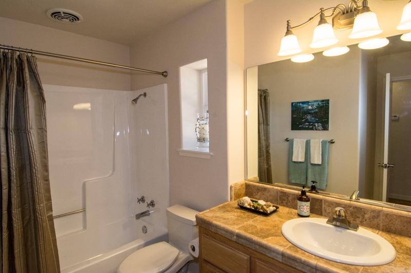 6270 Deschutes Road Anderson, CA 96007 - Photo 9 of 39 Guest Bath