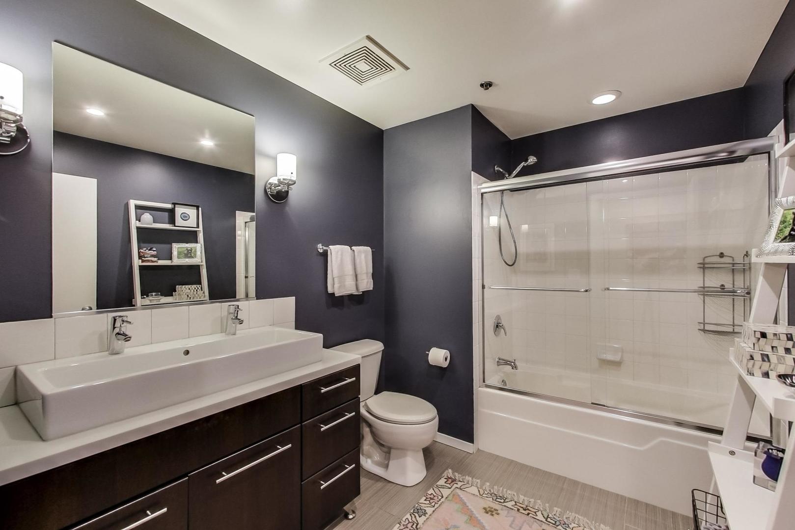 933 West Van Buren Street, Unit 726 Chicago, IL 60607 - Photo 17 of 31 a bathroom with a sink toilet tub and shower