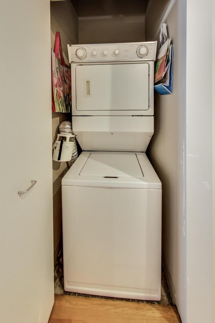 933 West Van Buren Street, Unit 726 Chicago, IL 60607 - Photo 19 of 31 a utility room with dryer and washer