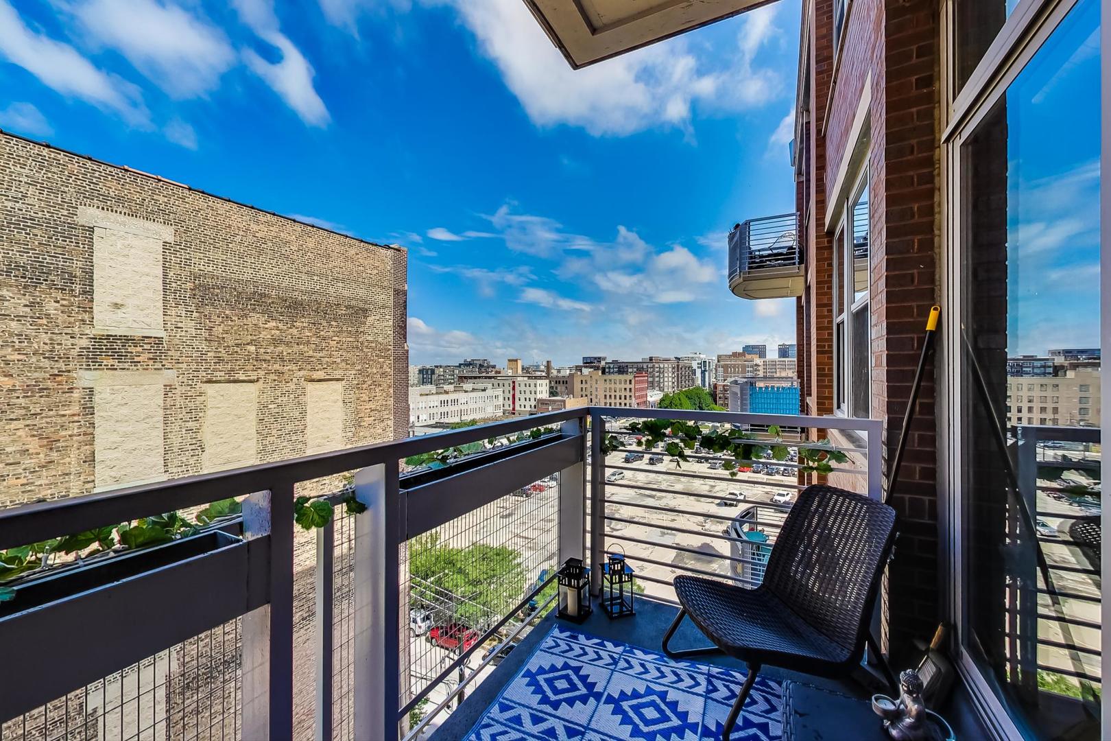 933 West Van Buren Street, Unit 726 Chicago, IL 60607 - Photo 20 of 31 a view of balcony with furniture