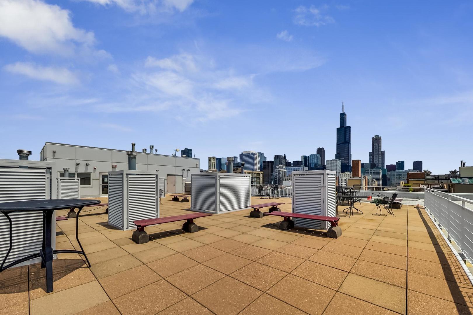 933 West Van Buren Street, Unit 726 Chicago, IL 60607 - Photo 24 of 31 a view of roof with sitting area