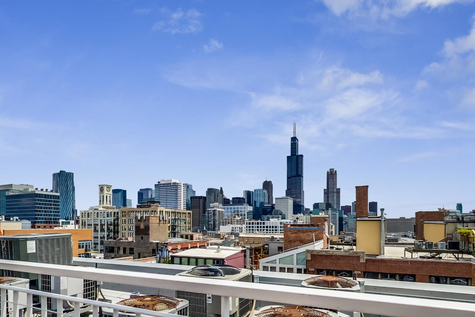 933 West Van Buren Street, Unit 726 Chicago, IL 60607 - Photo 25 of 31 a picture of city view