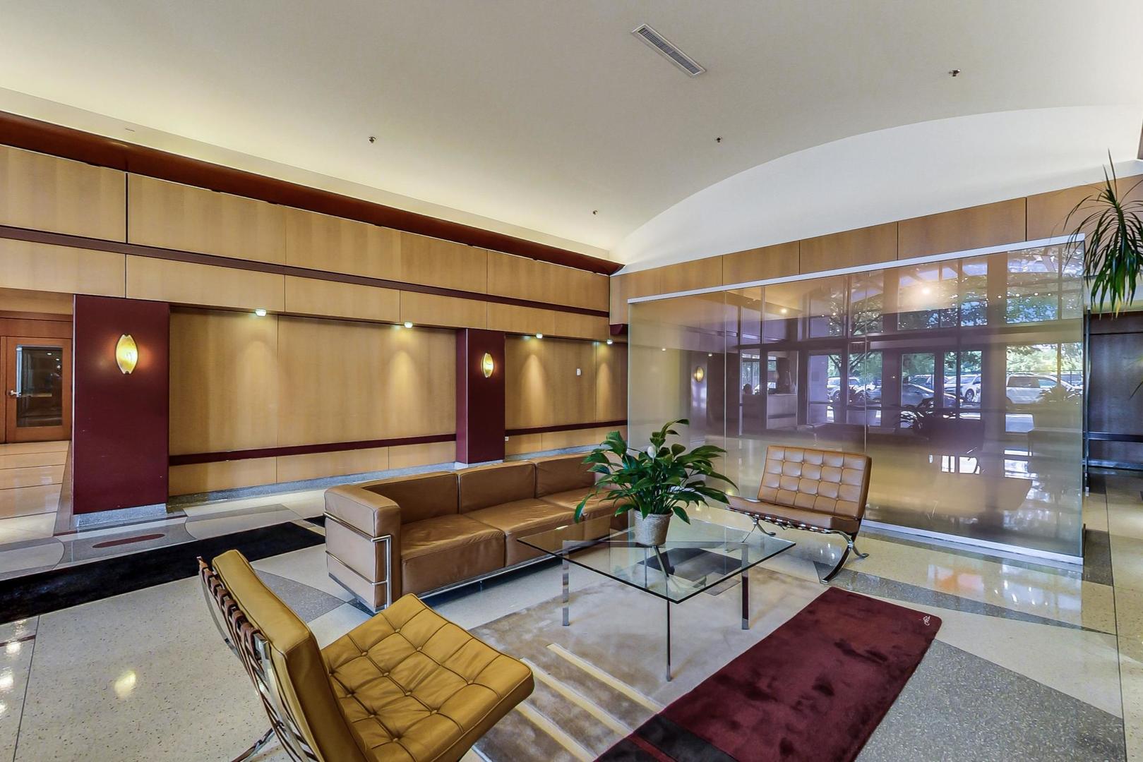 933 West Van Buren Street, Unit 726 Chicago, IL 60607 - Photo 4 of 31 a living room with furniture