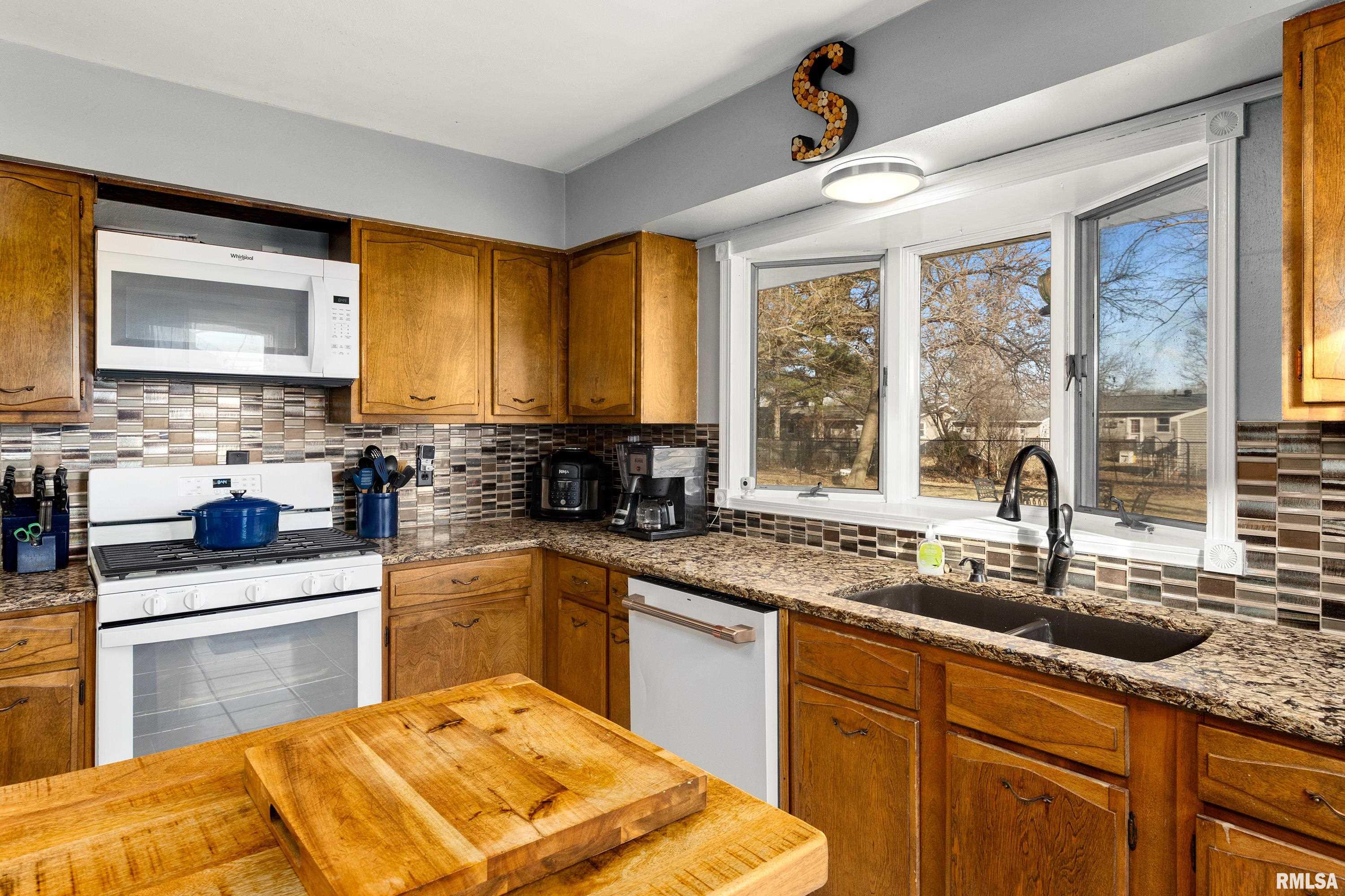 1506 Kern Road Washington, IL 61571 - Photo 21 of 41