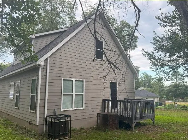 a view of house with a yard