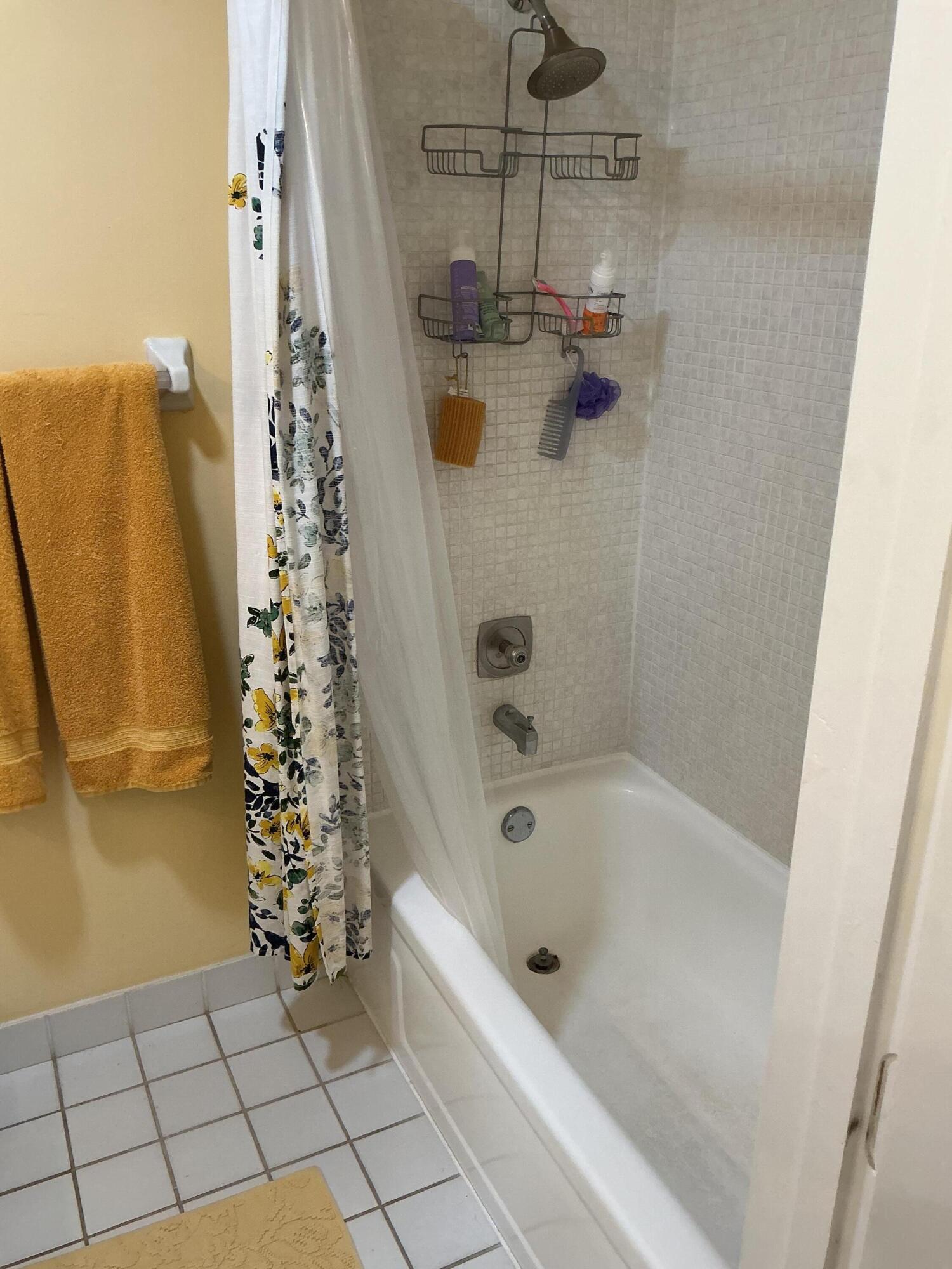 1580 Northwest 18th Avenue, Unit 98B Delray Beach, FL 33445 - Photo 11 of 16 a bathroom with a bathtub