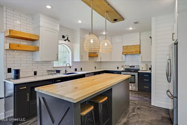 $378,500 | 2033 Elizabeth Chapman Drive, Jackson, MS 39212