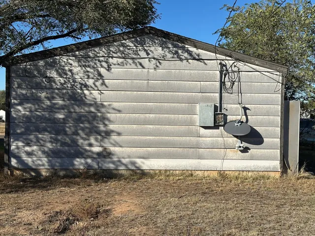 a view of statue in a yard