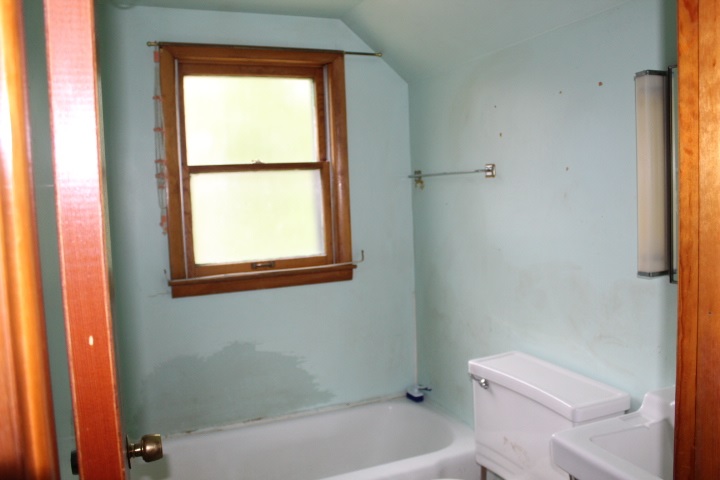 5086 Lapeer Road Burton, MI 48509 - Photo 12 of 16 31389501-11.JPG