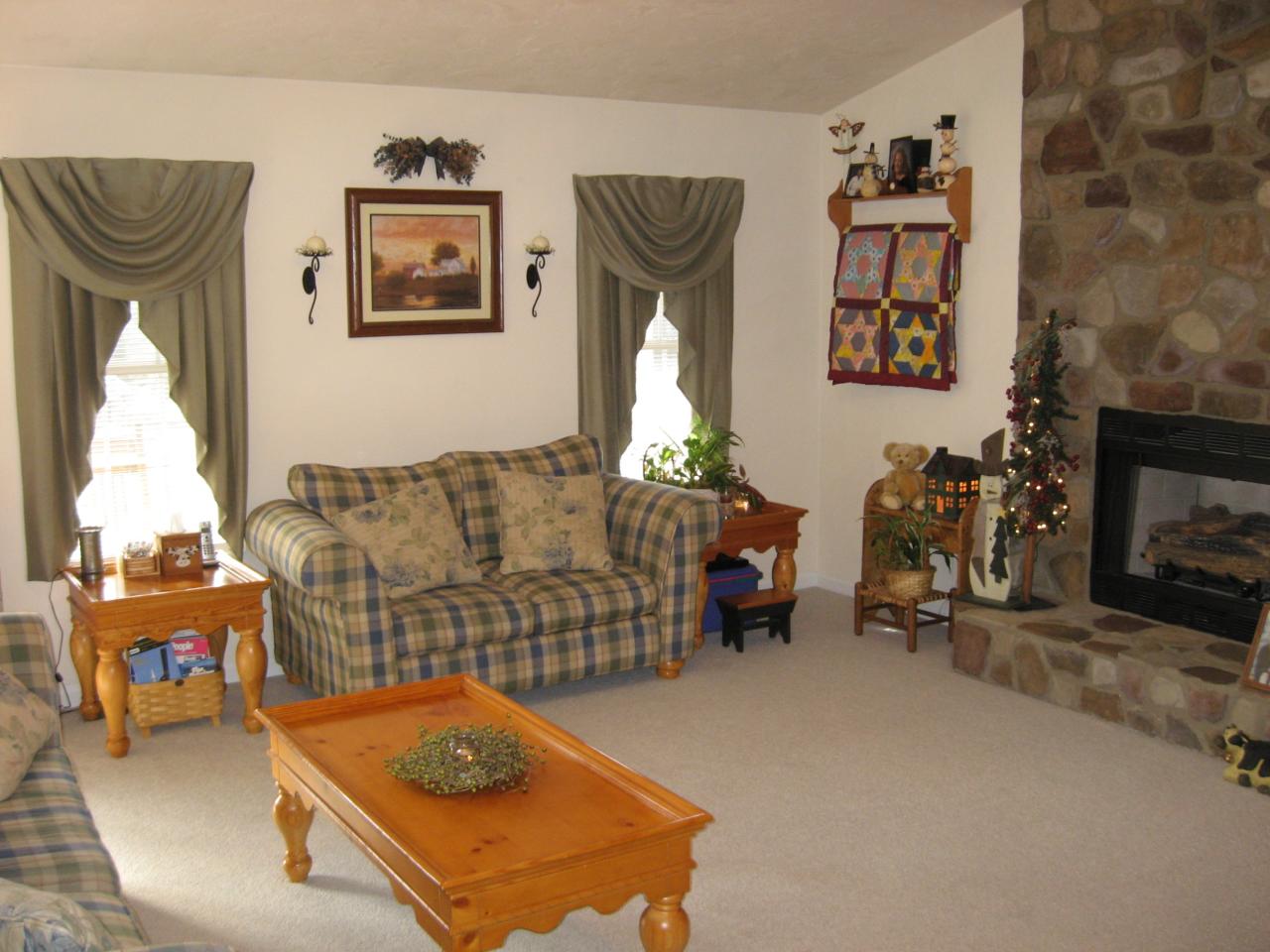 10595 Dickerson Mill Road Moneta, VA 24121 - Photo 3 of 12 Living Room