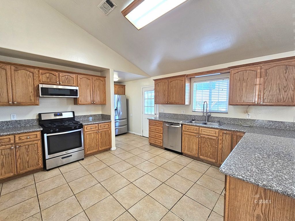 804 West Bataan Avenue Ridgecrest, CA 93555 - Photo 7 of 50