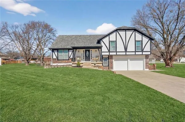 $475,000 | 5660 Meadow Height Drive, Shawnee, KS 66226