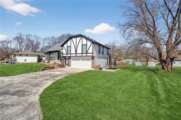 $475,000 | 5660 Meadow Height Drive, Shawnee, KS 66226