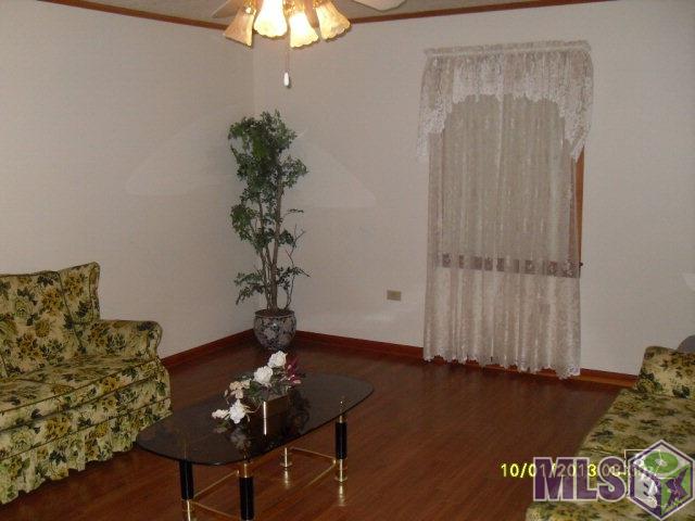 204 Hospital Drive Raceland, LA 70394 - Photo 3 of 12 Living Room