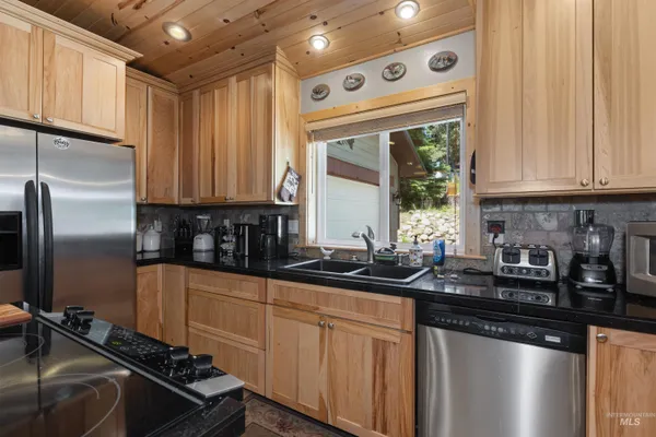 $849,900 | 1 Miller Lane, Cascade, ID 83611