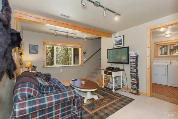 $849,900 | 1 Miller Lane, Cascade, ID 83611