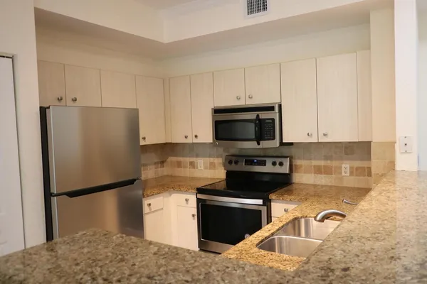 $2,600 | 1803 North Flagler Drive, Unit 212, West Palm Beach, FL 33407