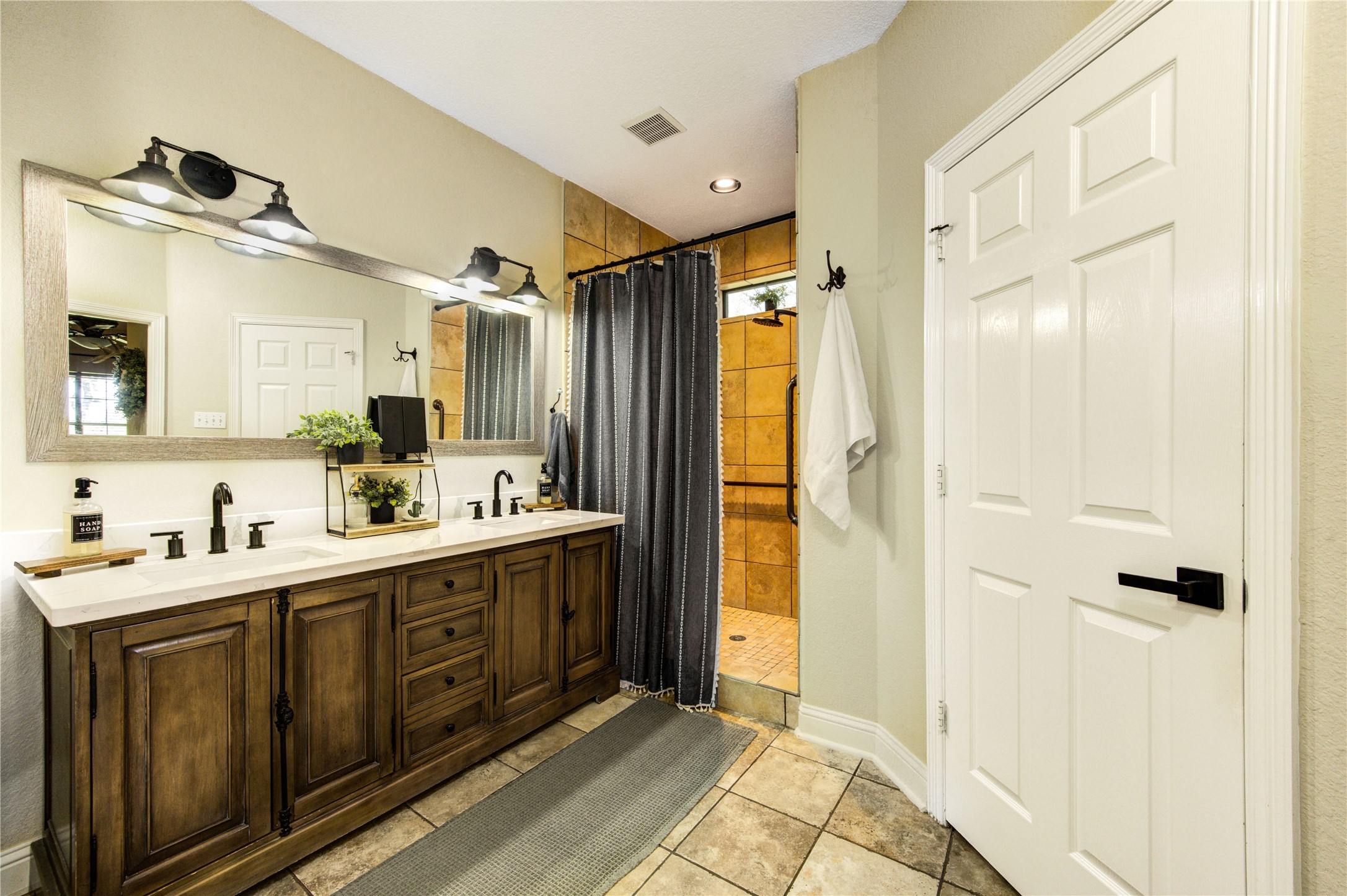 22313 Chapman Road Hempstead, TX 77445 - Photo 25 of 50 View of walk-in shower.