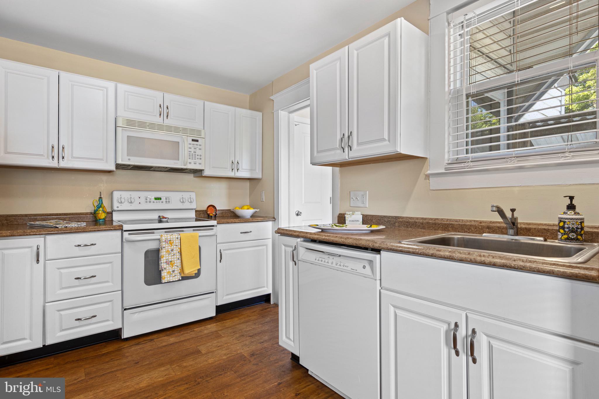 140 Upland Road Havertown, PA 19083 - Photo 19 of 32 Gas Stove and built-in microwave