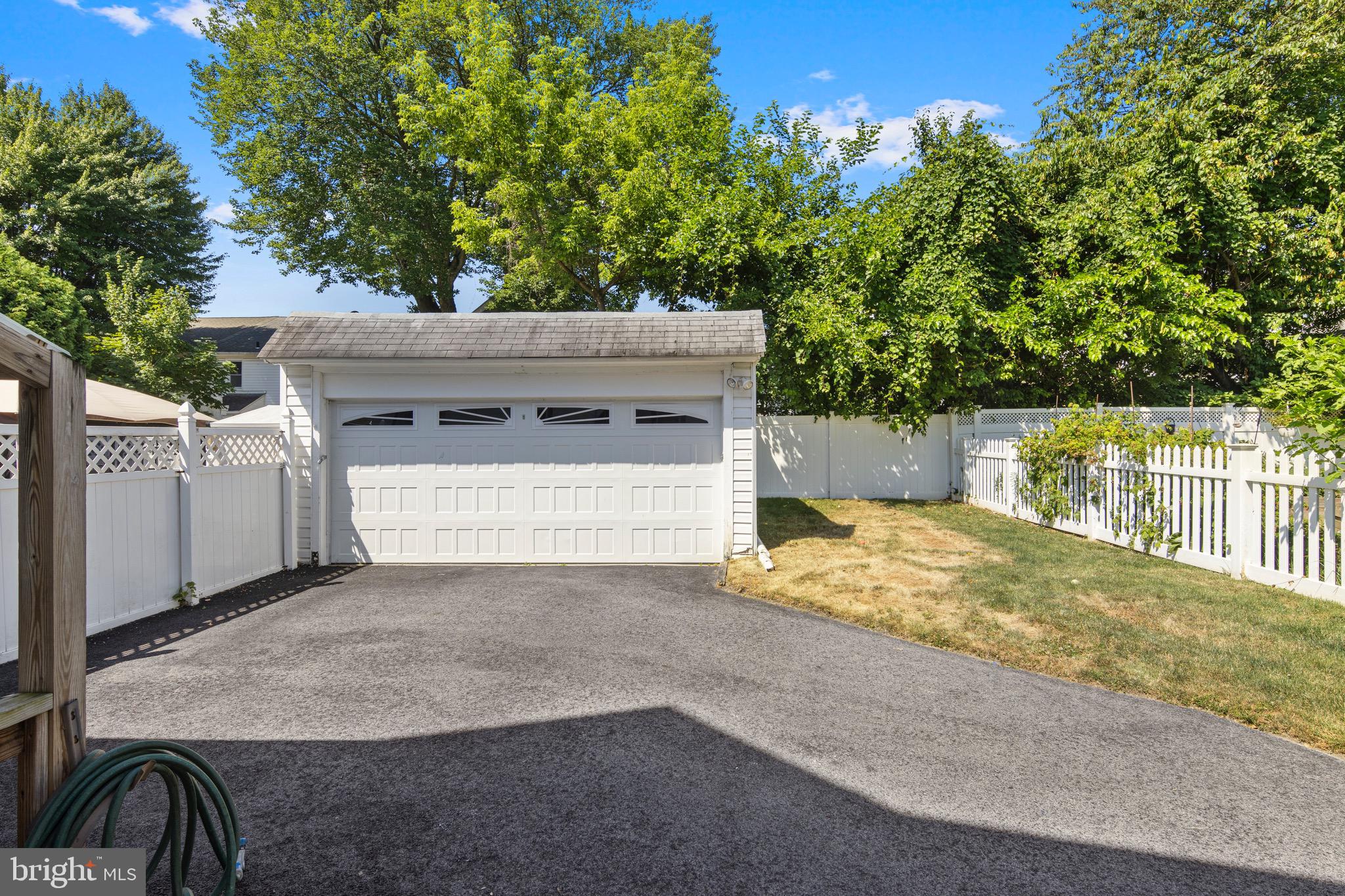 140 Upland Road Havertown, PA 19083 - Photo 6 of 32 Fenced in yard