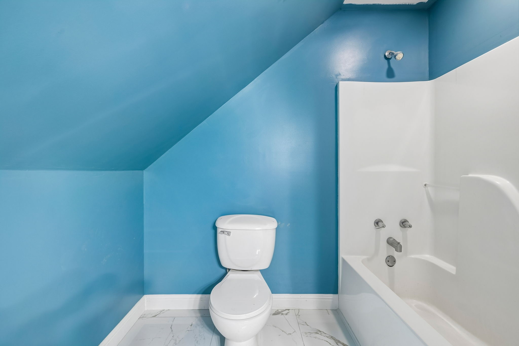 6701 McCormick Ridge Road Whitleyville, TN 38588 - Photo 44 of 63 a bathroom with a toilet sink and bathtub