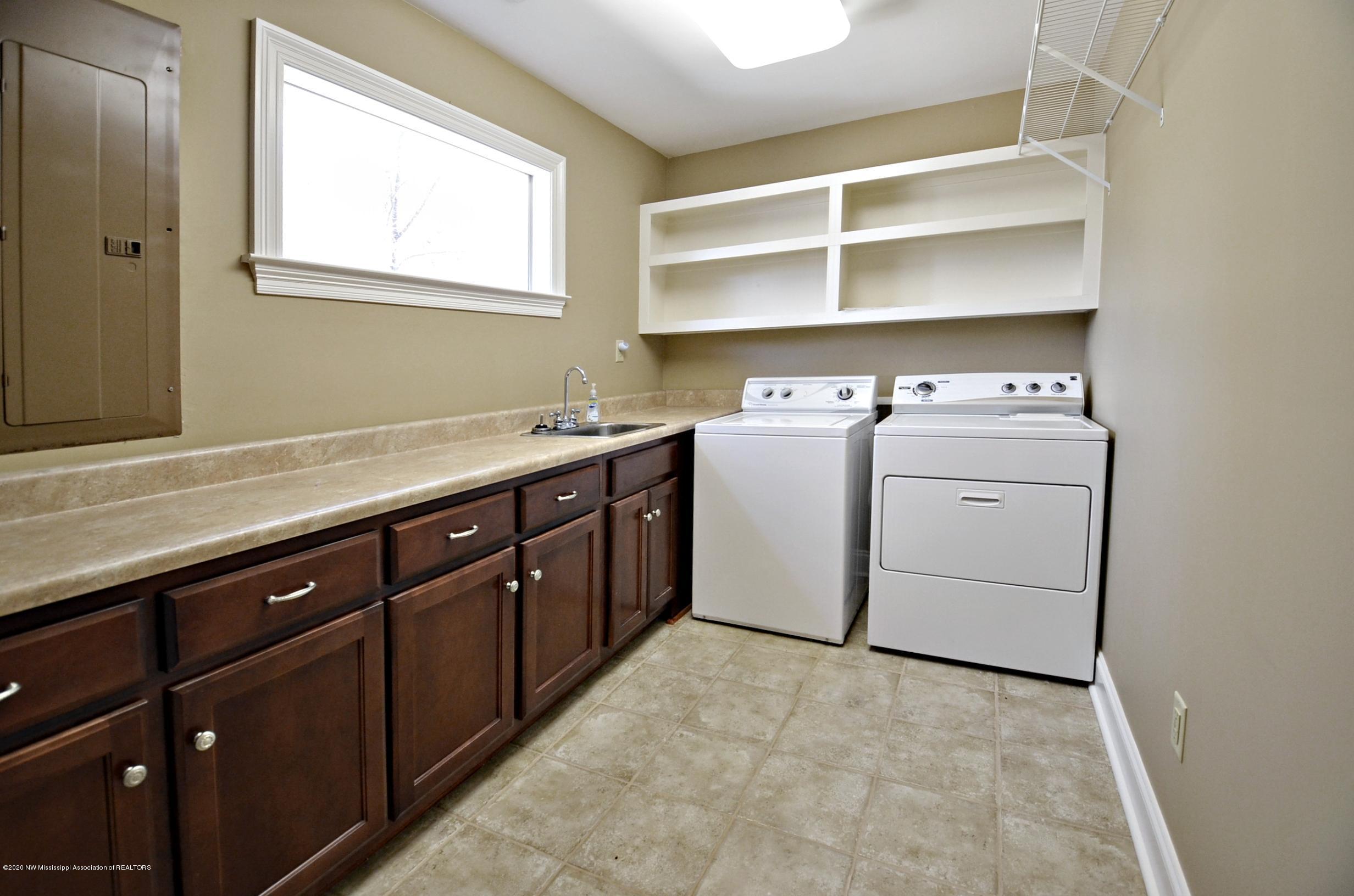 1300 Horn Lake Road Nesbit, MS 38651 - Photo 30 of 39 Laundry